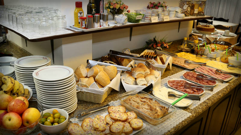 O Café Regional destaca-se por uma mesa farta composta por frutas, pães variados, manteiga, margarina, queijos, presuntos e embutidos típicos da região (linguiças e salames),geleias caseiras, mel e melado, bolos, o tradicional “strudel”,…